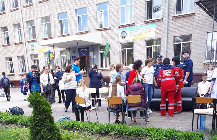 Эвакуация детей из харьковской школы №3