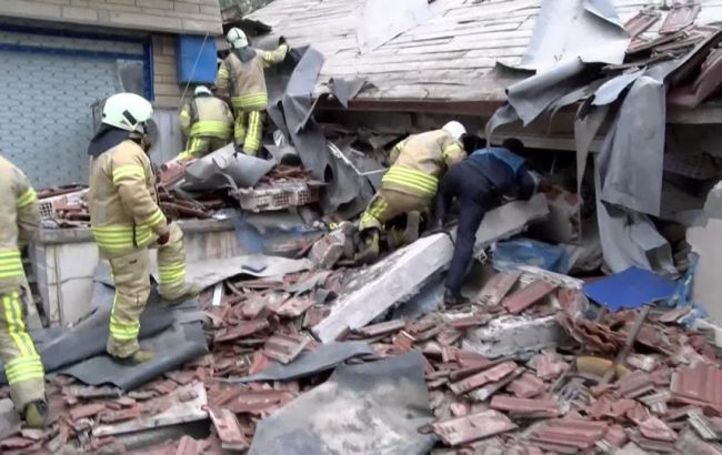 В Стамбуле обрушился дом В Стамбуле обрушился дом