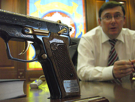 Луценко хранил пистолет прямо на рабочем столе в кабинете МВД