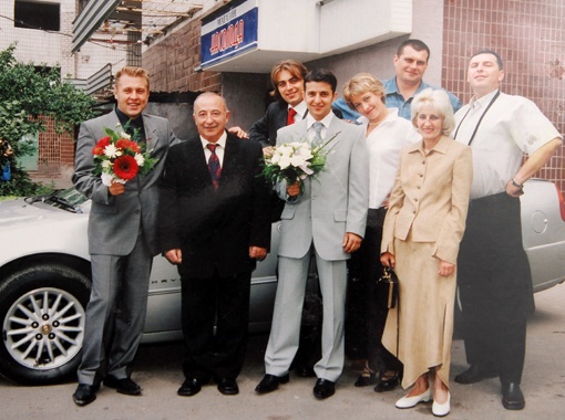 Владимир Зеленский с родителями и друзьями в день свадьбы, 2003 год