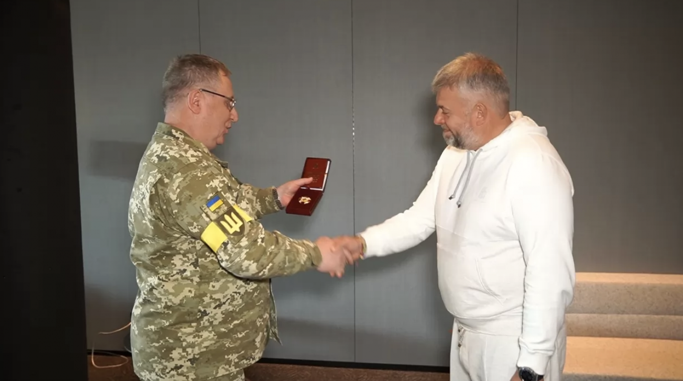 Григорій Козловський має відзнаки та нагороди за допомогу армії, церкві і волонтерство