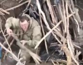 Окупант палкою "стріляв" по українську дрону (відео)