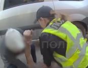 У Києві врятували чоловіка, якому притиснуло голову автомобілем (відео)