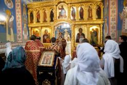 Українській жінці в церкві хустка не потрібна