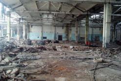 Вместо огромного комплекса - только мусор:  как уничтожается Лисичанский завод
