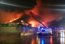 Задихнулися 5 людей, ще 8 поховані заживо під дахом: у Росії згорів нічний клуб через піротехніку (відео)