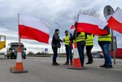 Польські фермери повністю перекрили рух вантажівок на чотирьох напрямках: кордон заблокований