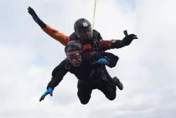 Американець у 106 років повторно став найстарішим парашутистом у світі (відео)