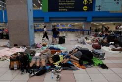 Рекордна евакуація, тисячі туристів застрягли в аеропортах: у Греції та Туреччині палають ліси (відео)