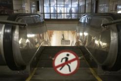 У Києві на ремонт закриють ще дві станції станції метро: з’явилось відео проблеми 