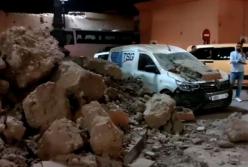 Потужний землетрус у Марокко: бетонні шматки будинків поховали під собою вже більше тисячі людей (відео)