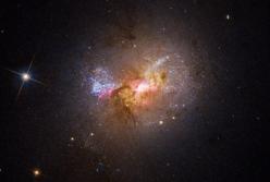 Hubble запечатлел черную дыру, которая создает звезды (видео)