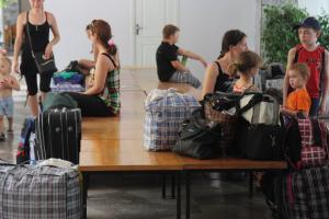 Зачем беженцы из Донбасса едут в Крым? Спасение и поближе к морю