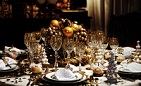 Сервировка новогоднего стола: свечи, кольца и хрусталь