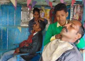 Девочки-подростки уже 4 года притворяются мальчиками, чтобы удержать парикмахерскую отца на плаву