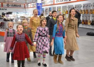 Флешмоб в торговом центре: многодетная семья в австрийских нарядах спела известный мюзикл