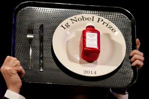 Несерьезные достижения достойны премии-пародии. Как в Гарварде вручали Шнобелевскую премию (фото)