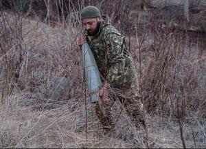 Українським солдатам доводиться шукати російські снаряди по болотах і мінних полях 