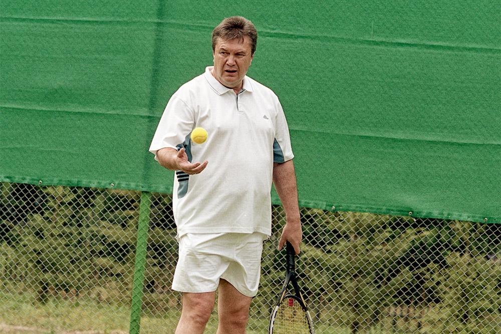 Больным местом Януковича были колени, которые он повредил во время занятий теннисом