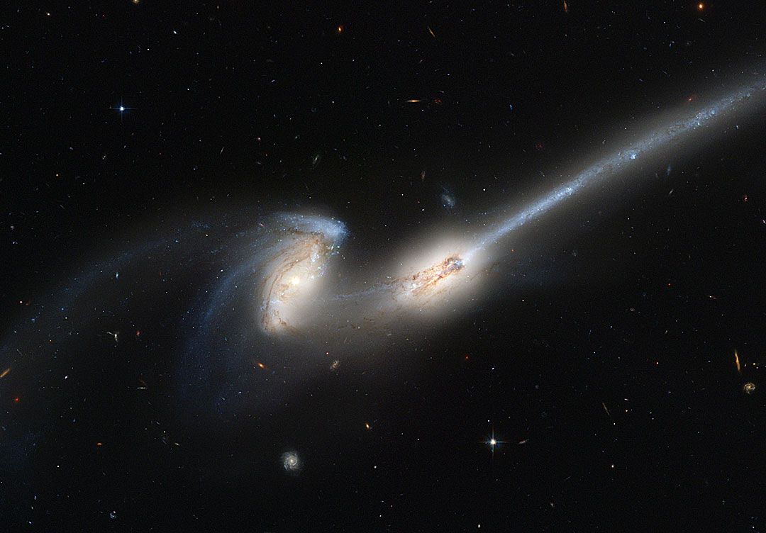 Галактики, разрывающие друг друга  (NASA)