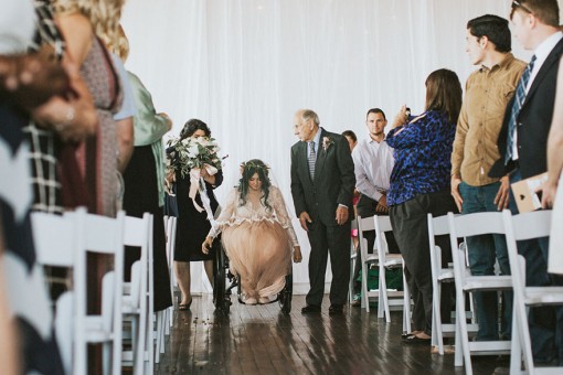 Парализованная невеста в день свадьбы встала с инвалидной коляски. ФОТО