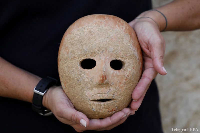 Древнюю каменную маску нашли в Израиле