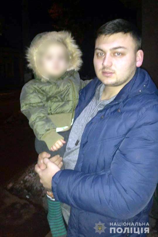 Родители бросили в открытой квартире 2-летнего мальчика