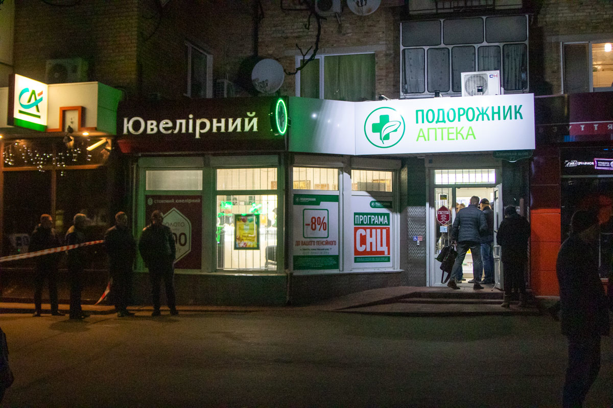 Под Киевом налетчики с автоматами ограбили ювелирный магазин