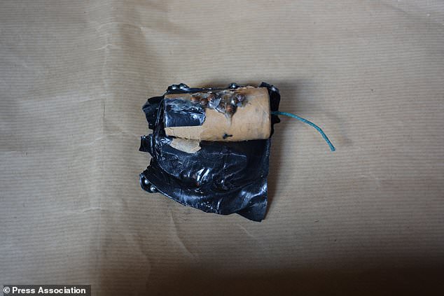 Самодельное взрывное устройство, которое было обнаружено в тайнике во время рейда полиции