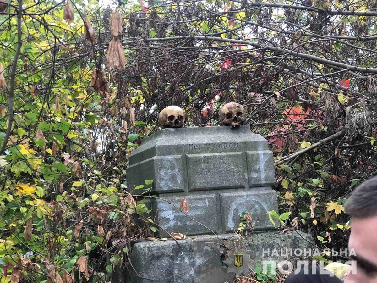 В Николаеве мужчина разносил по городу человеческие черепа