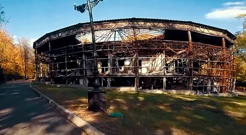 Разрушенный аттракцион в центре парка