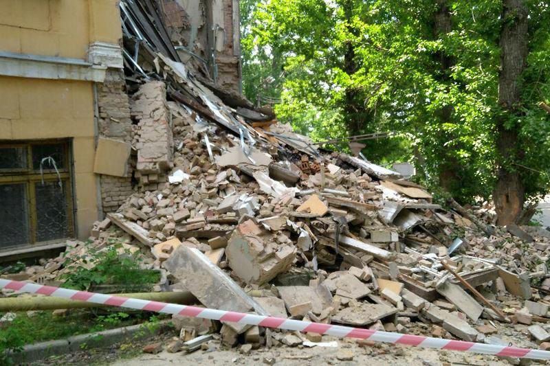 В Киеве произошел обвал части здания колледжа. Фото: Квашук Александр