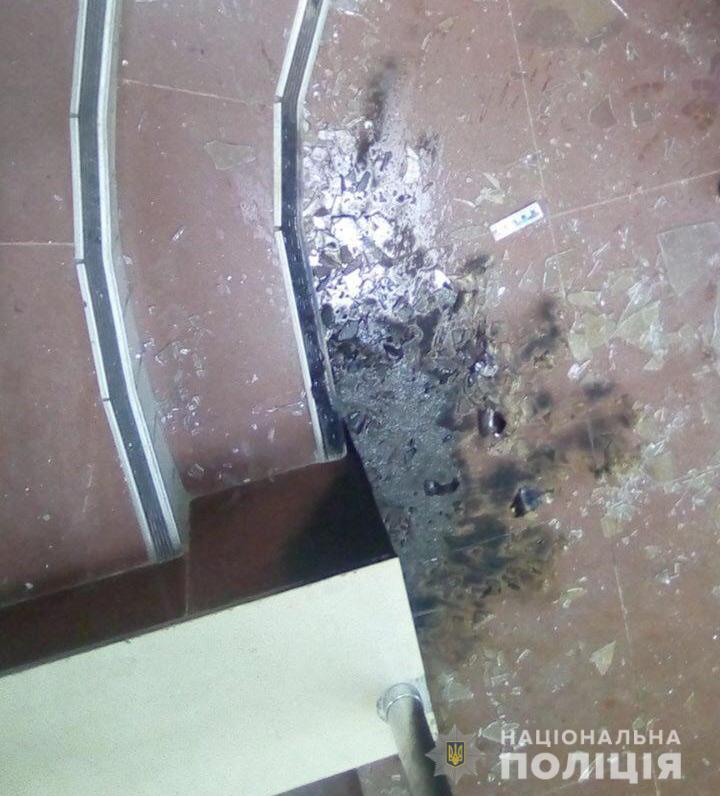 В Днепре в офис политической партии кинули горючую смесь