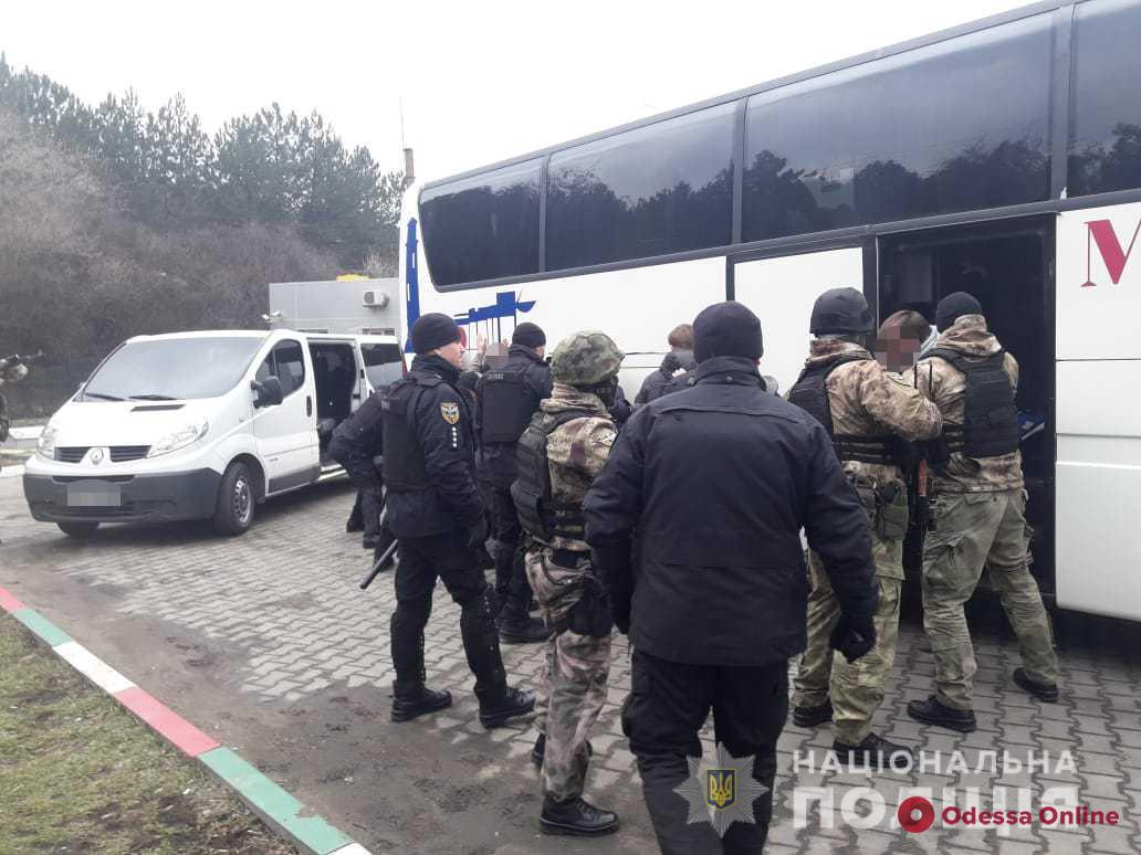 Под Одессой остановили автобусы с вооруженными людьми