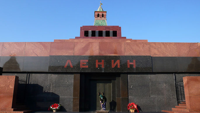 В Москве мавзолей Ленина облили оливковым маслом