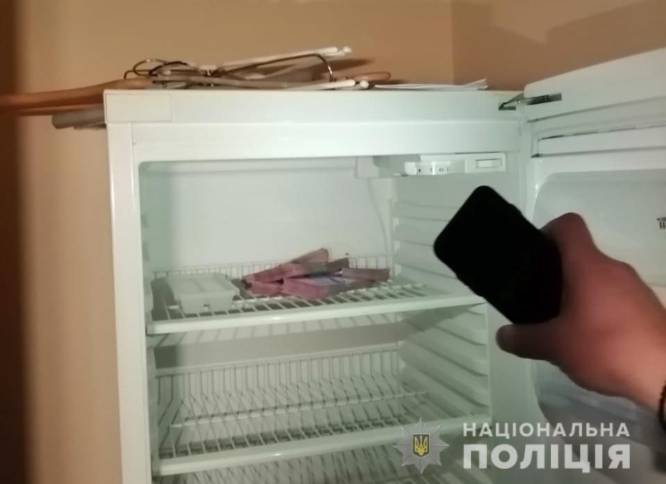Чинoвник спрятал взятку в холодильник