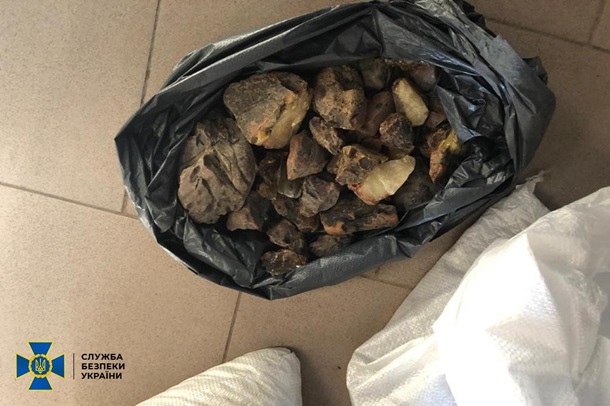 СБУ блокировала масштабную контрабанду янтаря