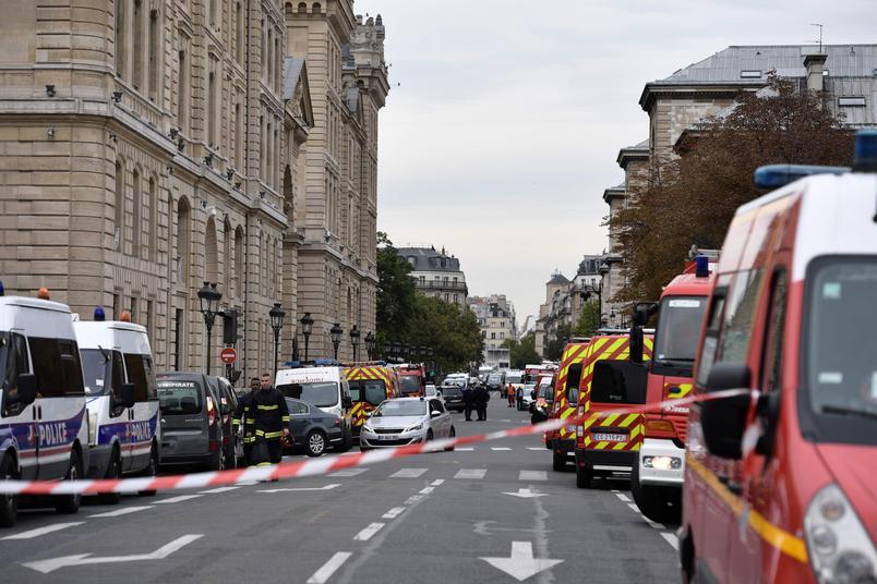 Во Франции вооруженный мужчина устроил смертельную атаку на отделение полиции