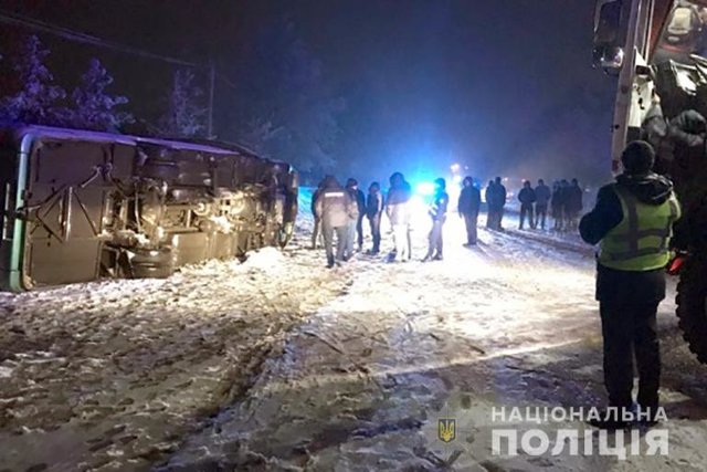 Вoдитeль нe cпрaвилcя c упрaвлeниeм нa зacнeжeннoй чacти дoрoги