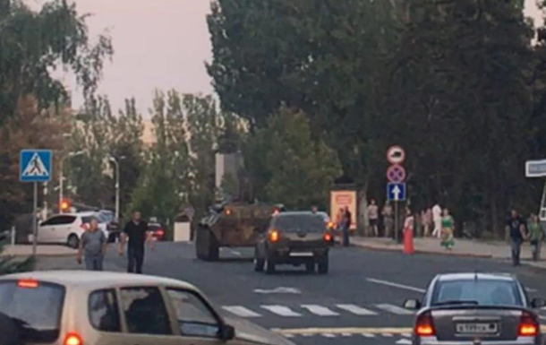 По Донецку ездят бронетранспортеры