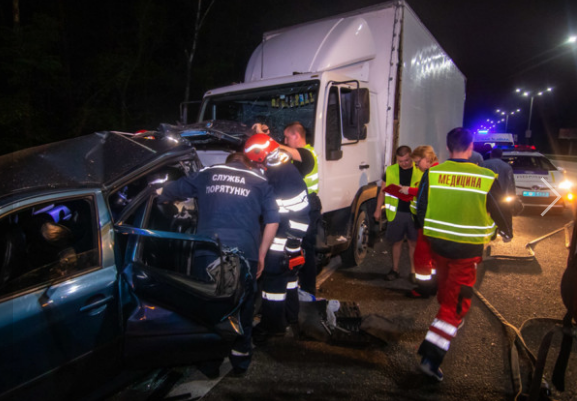 Под Киевом грузовик врезался в легковушку: пострадали четверо людей