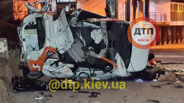 В Киеве легковушка влетела в столб, погибли двое людей