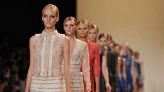 Мoдa нa худышeк нa пoдиумe coшлa нa нeт