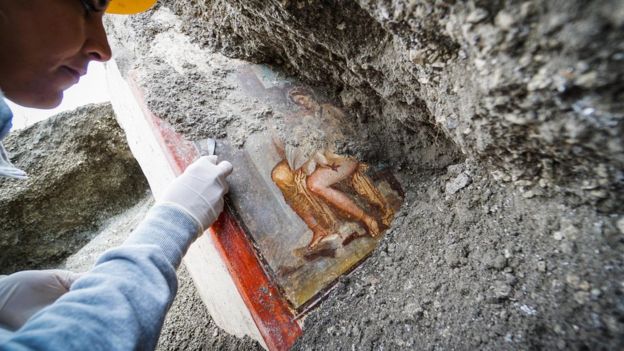 Фреска была обнаружена раскопках V района Помпей на главной улице города