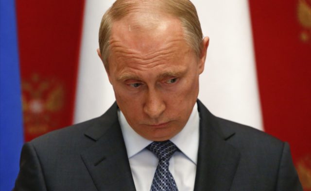 Владимир Путин разгневал россиян нелепым поступком перед десятками камер