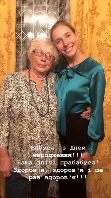 Катя Осадчая с бабушкой Фото: instagram.com/kosadcha
