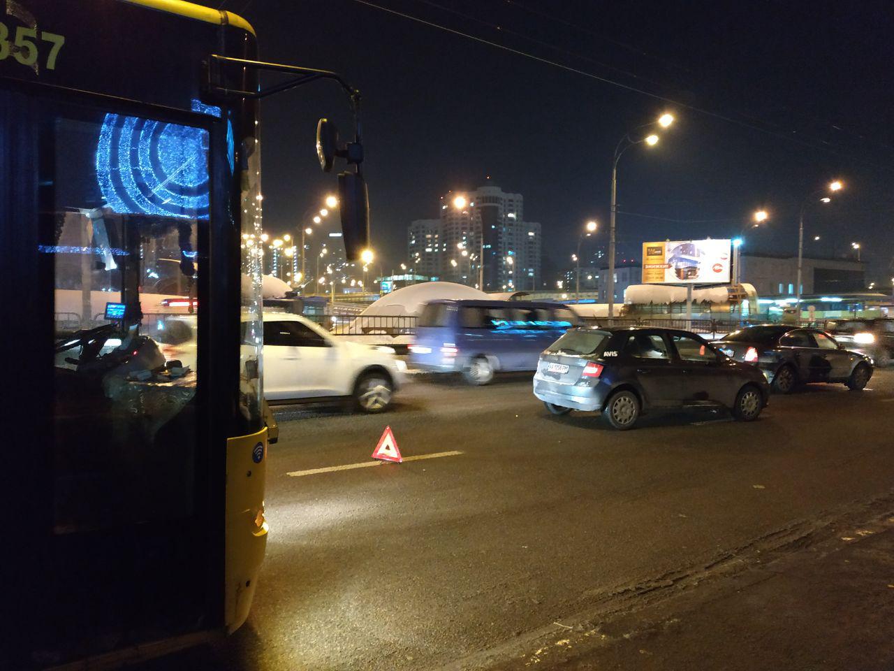 В Киеве возле магазина ROSHEN произошла авария