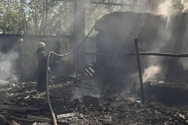 В Харькове горит мебельный склад (фото)