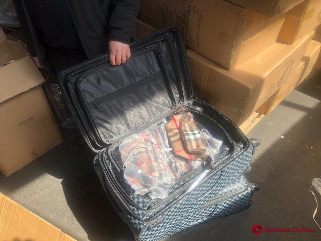 В Одесском порту задержали 7 тысяч чемоданов с товарами известных брендов
