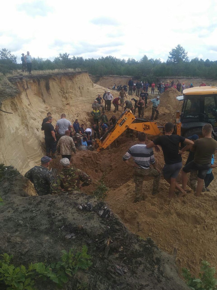 На месте обвала ведутся активные поиски